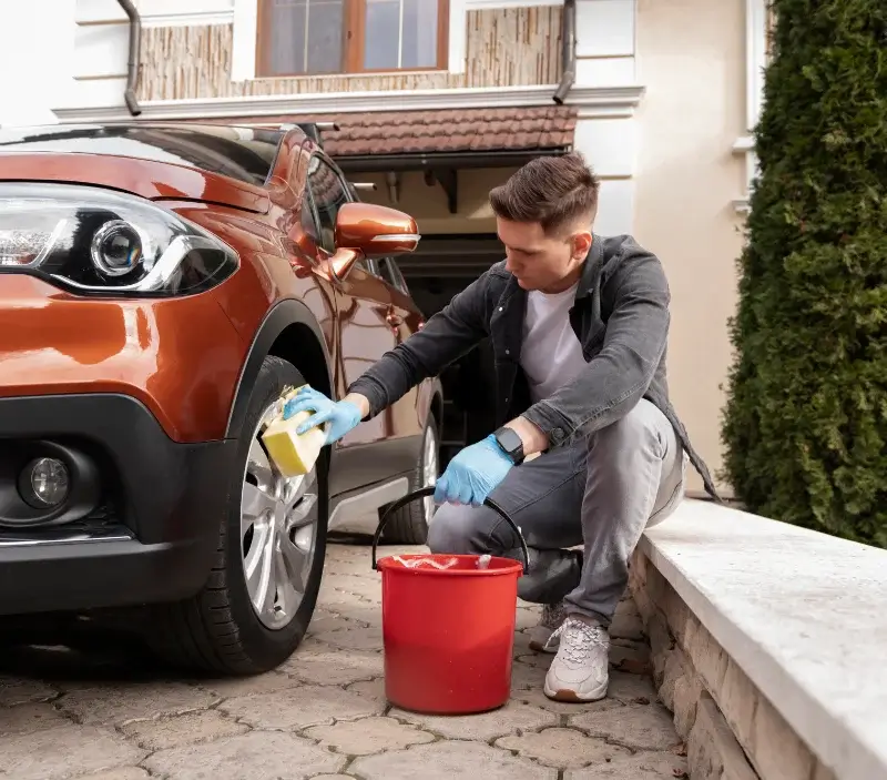 Lavage auto à domicile La Chapelle-Anthenaise : professionnel intervenant sur un véhicule